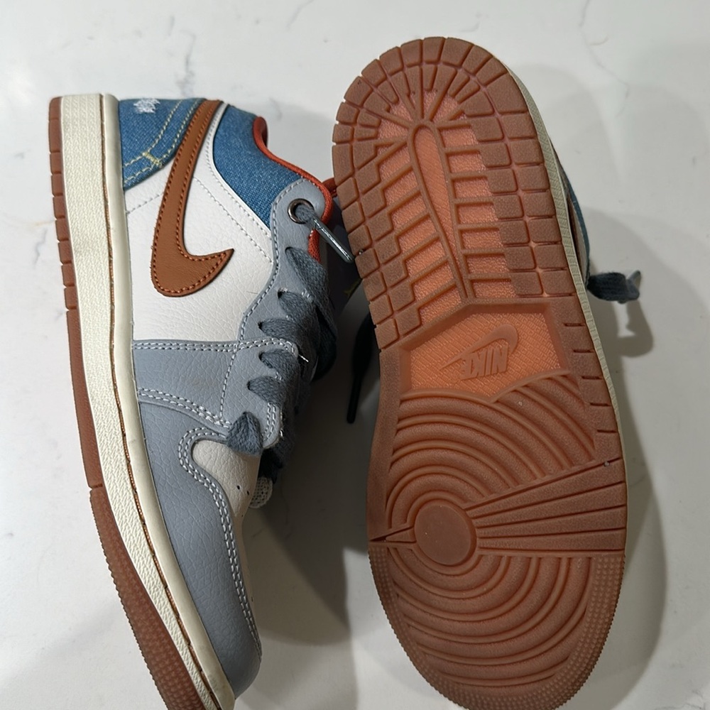 Nike Air Jordan 1 Low
Women’s Sneakers

Style FZ5045-091